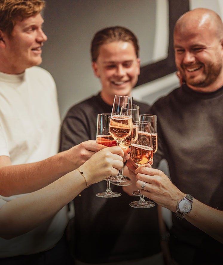 Team van DjopSelect in gesprek, symbool voor de ambitie om de beste werving- en selectiespecialist van Midden-Nederland te zijn